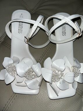 Dream Pairs White Floral Appliqué Ankle Strap Sandals Size 8